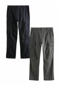 Dos pares de pantalones cargo: uno en azul marino y otro en verde oliva. Ambos cuentan con múltiples bolsillos y un diseño de pierna recta, fabricados con un material duradero.