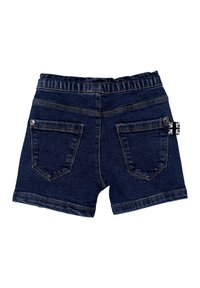 Modré džínové šortky s elastickým pasem, dvě zadní kapsy a malou akcentací britské vlajky. Přítomný surový lem a detail vybledlé textury.
