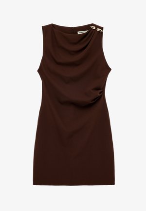 Mouwloze donkerbruine mini-jurk met gedrapeerde halslijn en twee gouden sierpinnen op de rechterschouder.