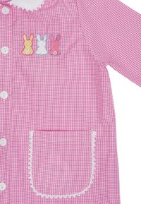 Camicia a scacchi rosa con tre coniglietti ricamati in giallo, bianco e rosa. Include bottoni e una decorativa rifinitura in pizzo sulla tasca.