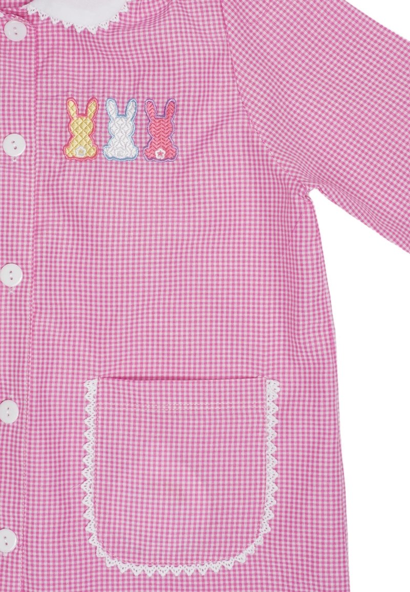 Camicia a scacchi rosa con tre coniglietti ricamati in giallo, bianco e rosa. Include bottoni e una decorativa rifinitura in pizzo sulla tasca.