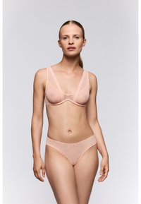 Durchsichtiger, hellrosa BH und passende Unterhose, aus weichem Stoff und mit geradem Bund. Die Träger sind breit und minimalistisch gestaltet.