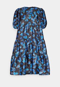 Robe noire à volants avec imprimé floral bleu, manches courtes bouffantes et encolure ronde, présentée à plat sur un fond blanc.