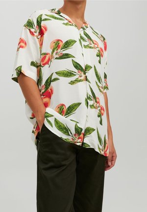 Camisa de manga corta de tela blanca con estampado de melocotones y hojas verdes; diseñada con un escote en forma de V y cierre de botones.