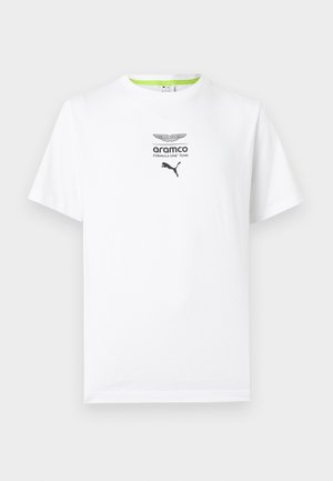 Valkoinen lyhythihainen t-paita, jossa Aston Martin-, Aramco Formula One Team- ja Puma-logot keskitettynä rintaan.