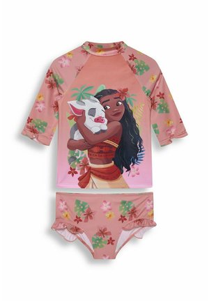 Kinder rosa zweiteiliger Badeanzug mit langärmeligem Oberteil, auf dem ein Mädchen ein Schwein umarmt, und Blumenmustern an Ärmeln und Hose.