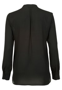 Blusa negra de manga larga con costura en el yugo trasero y puños abotonados, que presenta una tela ligera y suave con un corte ajustado.