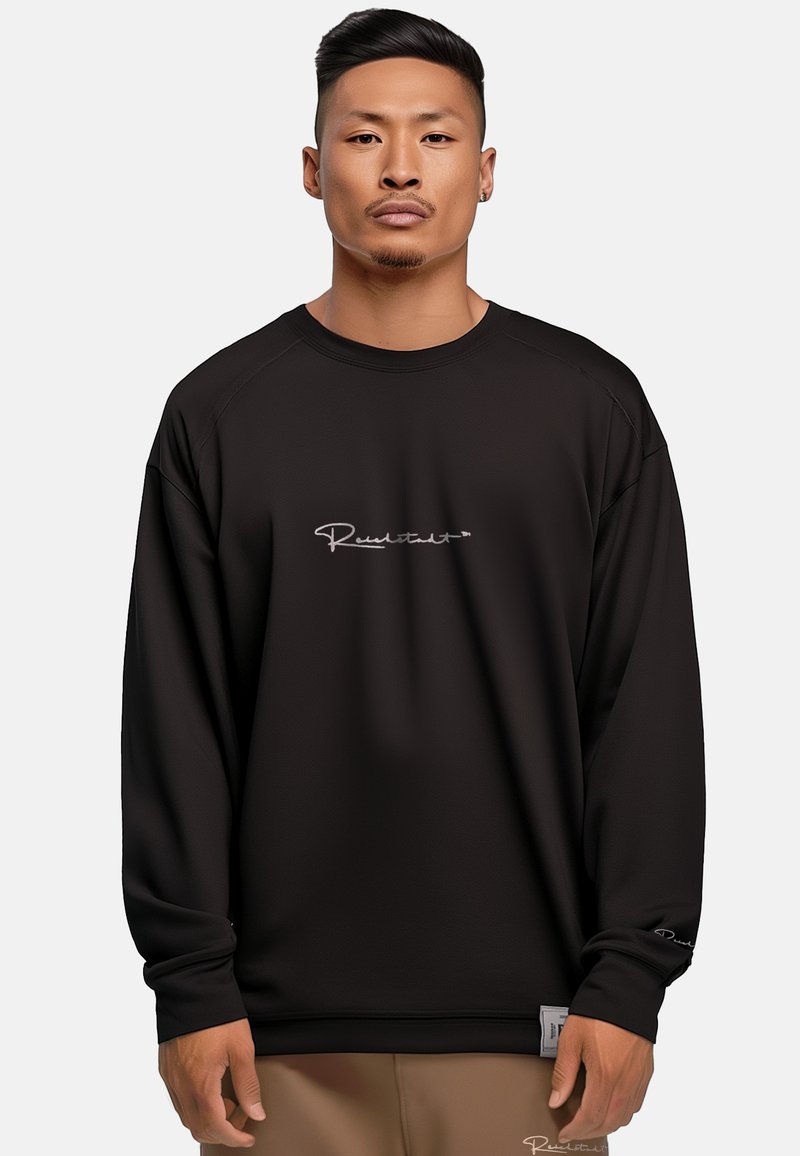 Zwarte longsleeve sweatshirt met ribbelhalslijn. Voorzien van een wit logo aan de voorkant en een label aan de zijkant. Zacht materiaal met een losse pasvorm.