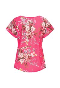 Top floral de manga corta en rosa brillante, con una variedad de flores en tonos pastel; tela suave y ligera con un ajuste holgado y escote redondo.