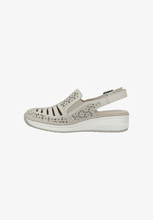 Beiger, geschlossener Sandale mit floralen Ausschnitten, elastischem Seitenteil, verstellbarem Riemen hinten und gepolsterter weißer Keilsohle.