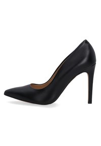 Černé kožené lodičky na vysokém podpatku s špičatou špičkou a zakřivenými stranami. Podpatek je štíhlý a přibližně 10 cm vysoký.
