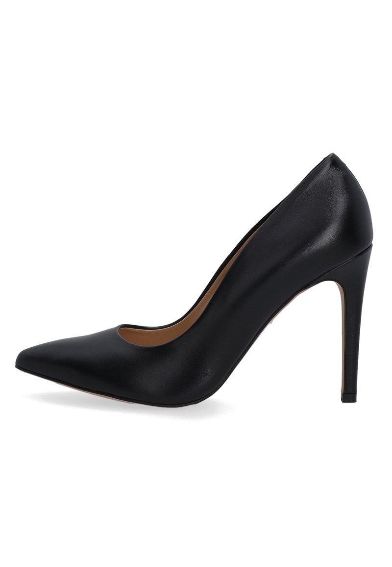 Černé kožené lodičky na vysokém podpatku s špičatou špičkou a zakřivenými stranami. Podpatek je štíhlý a přibližně 10 cm vysoký.