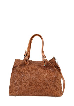 Braune Lederhandtasche mit geprägtem Blumenmuster, zwei Griffen und einem verstellbaren Schulterriemen. Enthält einen dekorativen Anhänger.