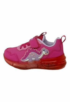 Scarpe sportive rosa con grafica di un dinosauro, collare imbottito, cinturino regolabile e suola traslucida rossa. Parte superiore testurizzata con accenti in rete.