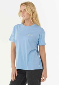 Lyseblå bomulds-T-shirt med korte ærmer, rund hals og lille logo på brystet; har en afslappet pasform og glat tekstur.