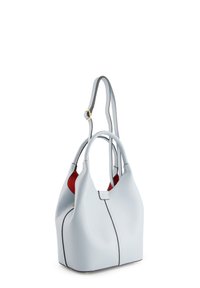 Sac à main en cuir bleu clair avec une forme structurée, double poignées supérieures et un intérieur rouge contrastant. Il présente des coutures noires et une bandoulière ajustable.