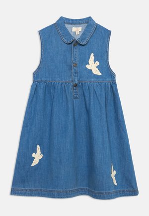 Ermeløs blå denimkjole med krage, knapper foran og hvit fugleformet broderi på brystet, siden og nederkanten.