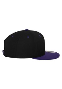 Cappello nero con visiera viola e dettagli, caratterizzato da un design strutturato, bill piatto e cinturino regolabile sul retro.