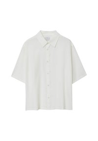 Camicia bianca a maniche corte con colletto classico, realizzata in tessuto leggero, esposta su uno sfondo bianco uniforme.