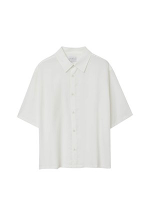 Camicia bianca a maniche corte con colletto classico, realizzata in tessuto leggero, esposta su uno sfondo bianco uniforme.