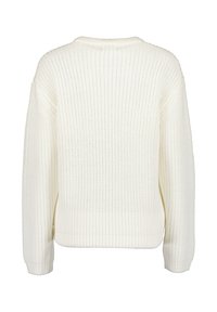 Maglione spesso bianco a maglia con un motivo testurizzato, polsini a coste e colletto rotondo. La vista posteriore mostra una vestibilità rilassata con spacco laterale.