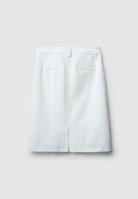 Jupe blanche au design droit, avec une fente au dos, deux poches arrière et une taille épurée. Texture de tissu lisse.
