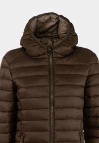 Giacca imbottita marrone con cappuccio, caratterizzata da una texture trapuntata, chiusura con zip integrale e un design aderente. Nessun logo o motivo visibile.