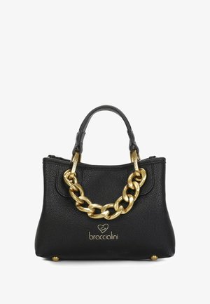 Borsa a tracolla in pelle nera con finitura testurizzata, dettagli in catena dorata, logo sul davanti e manici superiori arrotondati. La base presenta borchie metalliche.