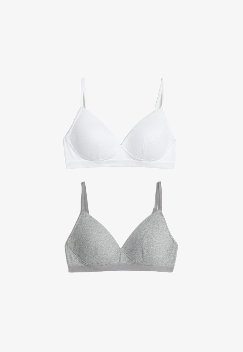 Deux soutiens-gorge positionnés verticalement : un blanc, un gris. Les deux ont des bonnets triangulaires, des bretelles fines et réglables, et des textures de tissu douces.