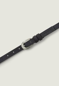 Cingătoare din piele neagră cu argintărie metalică, având mai multe găuri pentru ajustare, textură netedă și un design minimalist.