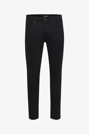 Jeans en denim noir avec une coupe slim, un design à cinq poches et des accents de bouton marron contrastants. Caractérisés par une texture lisse et un style minimaliste.