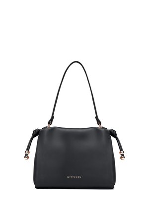 Sac à main en cuir noir avec une bandoulière unique, des nœuds latéraux ornés de perles métalliques, et le logo "WITTCHEN" sur le devant.