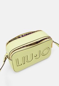 Sac Liu Jo en simili cuir vert pastel lisse avec logo embossé, fermeture à double zip et intérieur à motif.