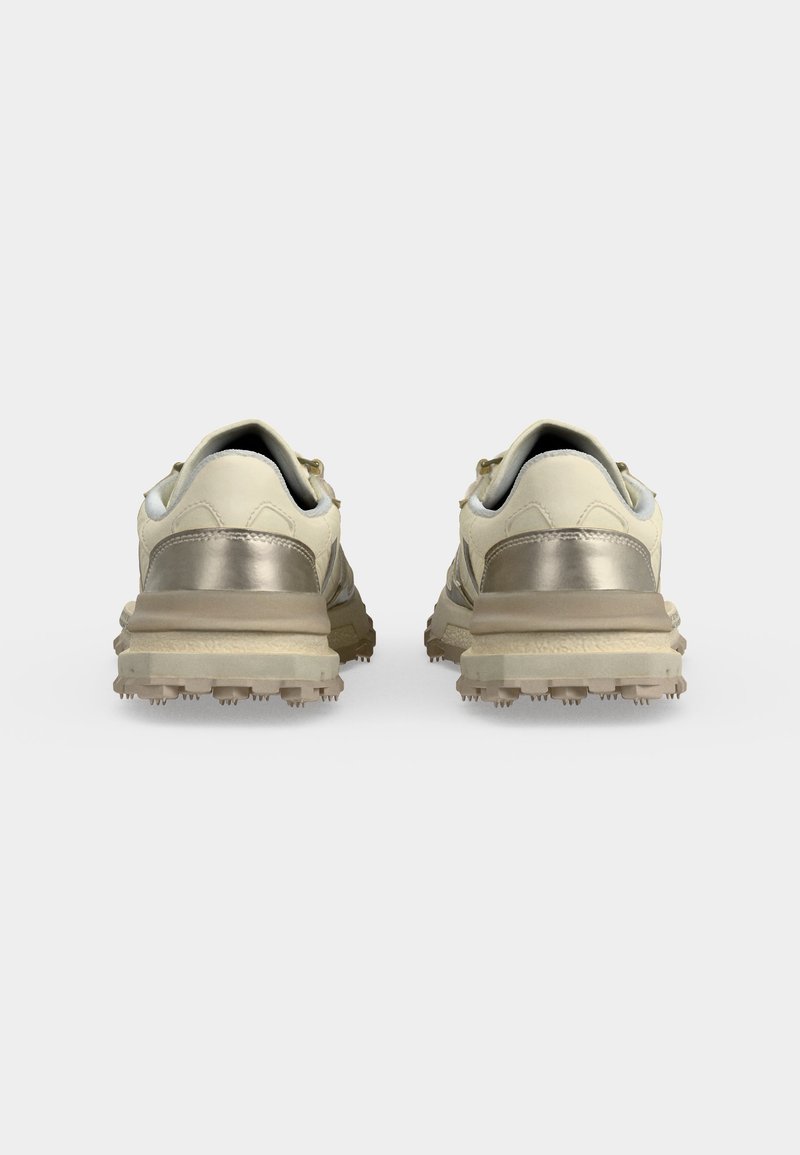 Paar beige und metallische Sneaker, von hinten gezeigt, mit strukturierten Sohlen und gepolsterten Kragen auf einfachem Hintergrund.