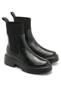 Czarne botki za kostkę mają gładką skórzaną cholewkę, żebrowaną tkaninową część cholewki, okrągły nos i masywną gumową podeszwę z teksturowanym uchwytem.