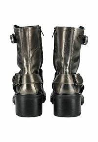 Botas de tobillo de cuero gris metálico con una textura suave, que cuentan con una cremallera trasera, correa ajustable con hebilla y un tacón grueso negro.