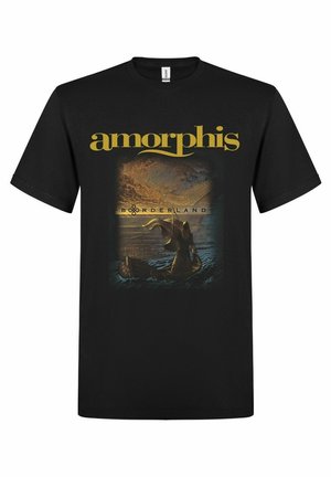 Zwarte katoenen t-shirt met een grafische print van een figuur in water met een landschapsachtergrond, verfraaid met gouden tekst die "amorphis borderland" leest.