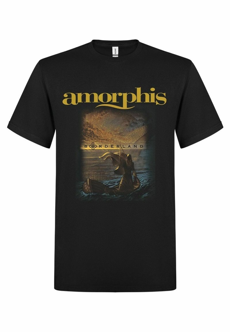 Camiseta de algodón negra con un estampado gráfico de una figura en el agua con un fondo paisajístico, acentuada con texto dorado que dice "amorphis borderland".