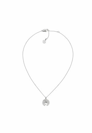 Collana d'argento con una catena sottile e un pendente rotondo caratterizzato da un design a intaglio, decorato con piccoli cristalli trasparenti per un ulteriore dettaglio.