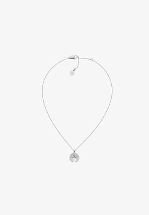 Silverhalsband med en tunn kedja och en rund hängande pendel med utskuren design, prydd med små klara kristaller för extra detalj.