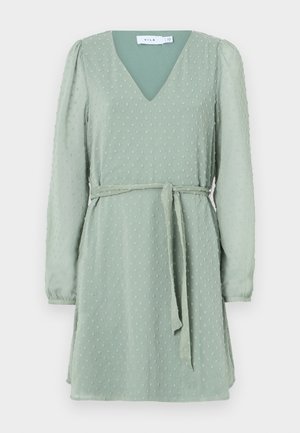 Roheline kleit V-kaelusega, pikkade puffvarrukatega, tekstuurse täppmustriga ja sobiva kangast vööga vöökohtadel.