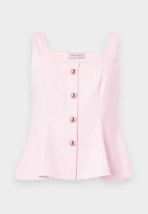 Vaaleanpunainen hihaton toppi leveillä olkaimilla, istuva vyötärö ja neljä suurta pyöreää nappia etuosan keskellä.