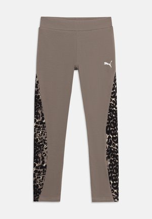 Taupe Puma leggings med sorte og beige leopardmønstrede paneler på inderlårene og et hvidt Puma-logo på højre lår.
