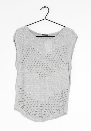 Top grigio a maniche corte con scollatura rotonda, caratterizzato da un motivo testurizzato di piccoli punti bianchi e accenti grigi in tutto il tessuto.