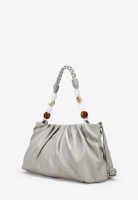 Bolso de mano de cuero gris claro con diseño plisado, asa trenzada y cuentas decorativas en ámbar y blanco. Incluye una correa ajustable.