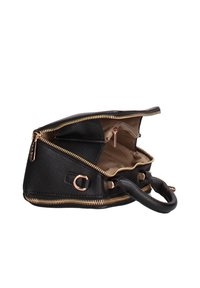 Borsa a tracolla in pelle nera con finitura testurizzata, cerniere color oro e un manico singolo. Aperta per mostrare un interno beige e una tasca con cerniera.