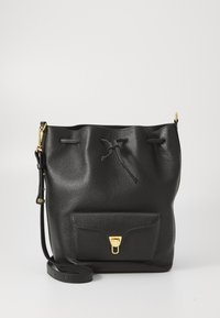 Borsa a secchiello nera in pelle con finitura strutturata, chiusura con cordoncino, tasca frontale e dettagli in metallo color oro. Include una tracolla regolabile.