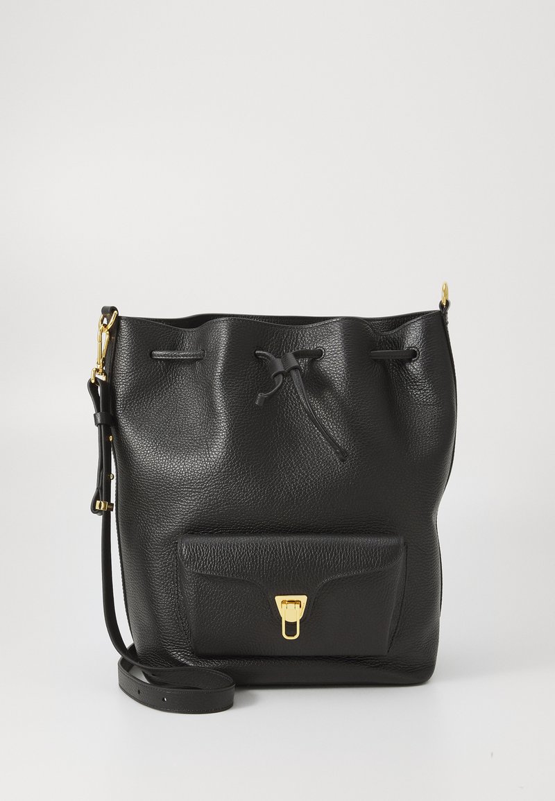 Saco de couro preto em forma de balde com um acabamento texturizado, fecho por cordão, bolso frontal e detalhes em metal dourado. Inclui uma alça ajustável.