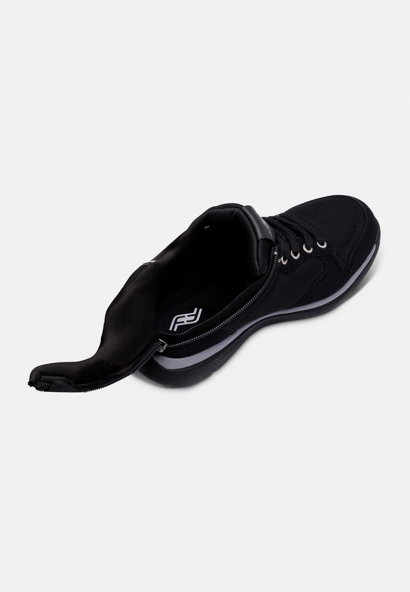 Schwarzer Sportschuh mit atmungsaktivem Obermaterial, Reißverschluss und gepolsterter Sohle. Besitzt ein Logo und eine strukturierte Laufsohle für besseren Halt.