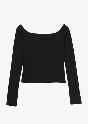Zwarte ribgebreide crop top met lange mouwen en een off-the-shoulder halslijn. De top heeft een aansluitende pasvorm, een gladde textuur en een naadloze constructie.